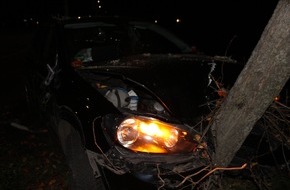 Polizei Duisburg: POL-DU: Aldenrade: Autoraser rammt Ampel, Geländer und Baum und flüchtet von Unfallstelle - Polizei sucht wichtigen Zeugen