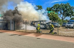 Feuerwehr Flotwedel: FW Flotwedel: Zwei PKW fallen Feuer zum Opfer / Feuerwehr verhindert Schlimmeres