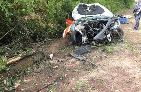 Kreispolizeibeh&ouml;rde H&ouml;xter: POL-HX: 18-J&auml;hrige kommt von der B239 ab und landet im Feld