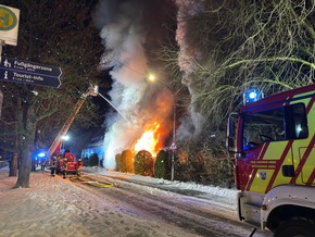 FW-AUR: Geb&auml;ude nach Durchz&uuml;ndung vollst&auml;ndig in Flammen