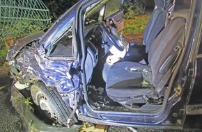 Polizei Mettmann: POL-ME: 37-jähriger Erkrather bei Verkehrsunfall schwer verletzt - Erkrath - 2006046