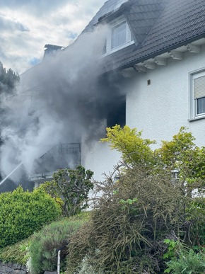 FW Wenden: Zimmerbrand in Wenden: Feuer greift von Balkon auf Wohnung und Dach &uuml;ber