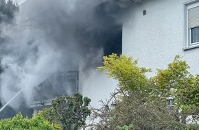 Feuerwehr Wenden: FW Wenden: Zimmerbrand in Wenden: Feuer greift von Balkon auf Wohnung und Dach &uuml;ber
