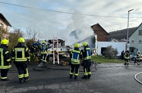 Feuerwehren VG Westerburg: FW VG Westerburg: Wohnmobil brennt mitten in Willmenrod komplett aus