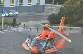 Feuerwehr Velbert: FW-Velbert: Hubschrauber landet auf dem Rathausparkplatz