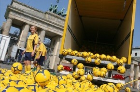 Postbank: Postbank: Fünftausend Bälle für Berlin / Dankeschön-Aktion für die Berliner Fußball-Fans / Postbank verschenkt 5.000 gelbe Fußbälle vor dem Brandenburger Tor