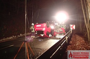 Feuerwehr Plettenberg: FW-PL: OT-Erkelze. Schwerer Verkehrsunfall. Zwei Schwerverletzte, davon eine lebensgefährlich.