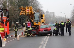 Feuerwehr Dortmund: FW-DO: 25.01.2019 - Technische Hilfeleistung in Brünninghausen
Klein PKW fährt unter Autokran