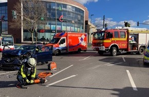 Feuerwehr Hattingen: FW-EN: Schwerer Verkehrsunfall zwischen PKW und Rettungswagen