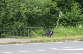 Polizei Rheinisch-Bergischer Kreis: POL-RBK: Odenthal - Fahrschülerin kommt von der Fahrbahn ab und stürzt circa fünf Meter tief