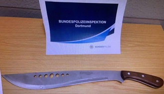 Bundespolizeidirektion Sankt Augustin: BPOL NRW: Umzug mit Machete - Bundespolizei stellt ungewöhnliche Waffe sicher
