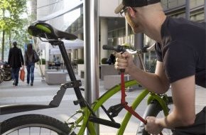 AXA Konzern AG: Fahrraddiebstahl: Langfingern keine Chance / Gute Schlösser und Codierung helfen gegen Diebstahl / Fahrräder sind in Hausrat-Policen mitversichert / Zusatzversicherung für Radreisen