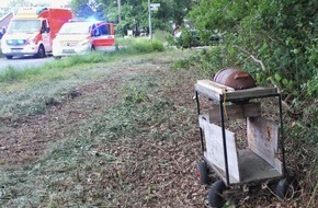 Kreispolizeibehörde Viersen: POL-VIE: Willich-Anrath: Transport von Bollerwagen im Kofferraum missglückte- zwei Personen stürzten aus dem Kofferraum und wurden schwer verletzt