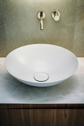 [PRESSEMITTEILUNG] LAUFEN erweitert sein Premium-Portfolio um glasierten Stahl