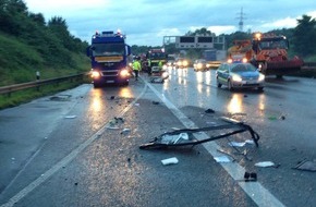 Feuerwehr Dortmund: FW-DO: Außergewöhnlicher Unfall mit mehreren Verletzten und hohem Sachschaden