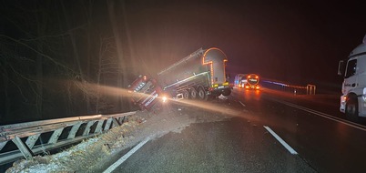 Polizei Paderborn: POL-PB: Unfallbilanz nach Eisregen-Unfällen am Montagmorgen - Rund 70 Verkehrsunfälle bis 12 Uhr - zwei Verletzte