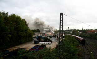 Feuerwehr Essen: FW-E: Großbrand in Essen-Kray, Feuerwehr mit drei Löschzügen vor Ort, Erstmeldung