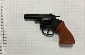 Bundespolizeidirektion Sankt Augustin: BPOL NRW: Mit Spielzeugrevolver bedroht - Bundespolizei stellt 29-Jährigen