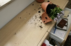 Polizeidirektion Neustadt/Weinstraße: POL-PDNW: In Einfamilienhaus eingebrochen