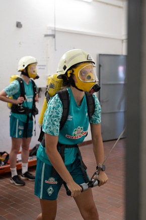 FW-HB: Frauen-Fußballteam von Werder trainiert bei der Feuerwehr