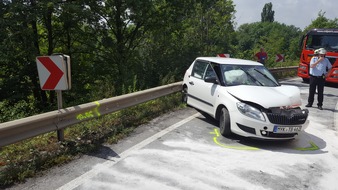 POL-VDKO: Verkehrsunfall im Begegnungsverkehr mit schwerverletzter Person