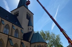 Feuerwehr Dortmund: FW-DO: Feuerwehr sichert Blechteil an Kirchturm