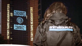 Animal Equality Germany e.V.: EU-Kommission wird zur "Zentrale der Tierindustrie" / Tierschutzorganisation Animal Equality prangert mit Projektion in Br&uuml;ssel die N&auml;he der EU-Kommission zur Tierindustrie an