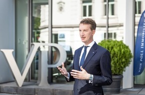 von Poll Immobilien GmbH: Gr&uuml;ne Oase mit R&uuml;cksicht: Was das Nachbarrecht f&uuml;r Blumenk&auml;sten und Balkonpflanzen vorgibt