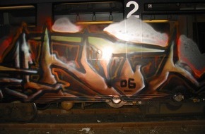 Polizeiinspektion Hameln-Pyrmont/Holzminden: POL-HOL: Abstellgleis auf Holzmindener Bahnhof: Regionalbahn mit Graffiti beschmiert