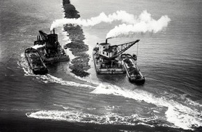 Niederländisches Büro für Tourismus & Convention (NBTC): 100 Jahre Zuiderzee-Gesetz: Neues Land, von Menschenhand geschaffen / Gesetz zum Schutz gegen Überschwemmungen und Fluten veränderte die Landschaft der Niederlande gravierend