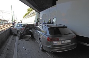 Feuerwehr Essen: FW-E: Schwerer Verkehrsunfall auf der A40, drei Verletzte, LKW-Fahrer im Führerhaus eingeklemmt