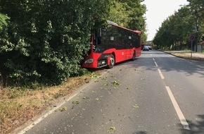 Polizeipräsidium Mainz: POL-PPMZ: Linienbus rollt selbstständig los - Foto der Unfallstelle