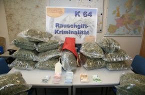 Polizeipräsidium Frankfurt am Main: POL-F: 110408 - 428 Frankfurt: Festnahme von zwei Marihuanahändlern und Sicherstellung von 20 kg Marihuana - bitte Bild beachten!!