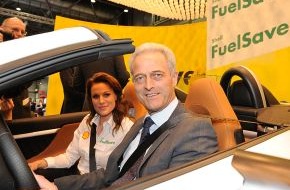 Shell Deutschland GmbH: Bundesverkehrsminister Dr. Peter Ramsauer lässt sich auf der AMI 2010 in Leipzig von der Shell Kraftstoffspar-Botschafterin Christina Surer die Vorteile des neuen Shell FuelSave Super erklären