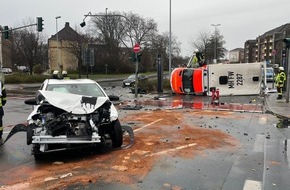 Feuerwehr Mülheim an der Ruhr: FW-MH: Verkehrsunfall mit einem Rettungswagen der Feuerwehr