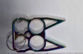 Bundespolizeidirektion Sankt Augustin: BPOL NRW: Katzen-Schl&uuml;sselanh&auml;nger entpuppt sich als Schlagring - Bundespolizei stellt verbotenen Gegenstand am Flughafen K&ouml;ln/Bonn sicher