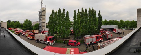 Feuerwehr Recklinghausen: FW-RE: 1. Folgemeldung: Weitere Kräfte lösen Recklinghäuser Einsatzkräfte ab - Hilfeleistungen in Bochum und Wuppertal dauern an