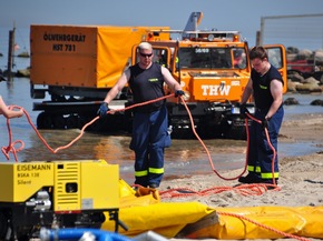 THW-HH MV SH: Gemeinsame Ölbekämpfungsausbildung von Havariekommando und THW in Putlos an der Hohwachter Bucht