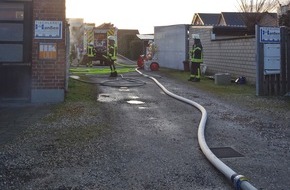Freiwillige Feuerwehr der Gemeinde Sonsbeck: FW Sonsbeck: Einsatzübung der Einheit Sonsbeck - Brand in einer Tischlerei mit Menschenrettung