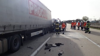 Polizeiinspektion Hildesheim: POL-HI: Transporter fährt in Stauende - Fahrer schwerverletzt