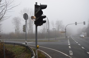 Kreispolizeibehörde Herford: POL-HF: Verkehrsunfall - Audi kollidiert mit Leitplanke und Ampel