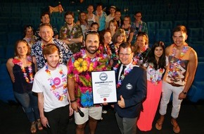 REKORD-INSTITUT für DEUTSCHLAND: Mit Filmschauen zum Weltrekord - Kinobesucher in ganz Deutschland holten gemeinsam den Weltrekord für die "größte Film-Preview im Hawaii-Outfit"