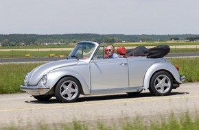 Kabel Eins: Super Cabrio live: kabel eins präsentiert den in "Abenteuer Auto" getunten Käfer Cabrio auf der Tuning-Messe in Friedrichshafen