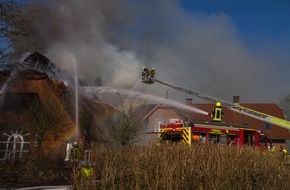 Kreisfeuerwehrverband Plön: FW-PLÖ: Reetdachhaus wurde Opfer der Flammen

In Warnau (Kreis Plön) brannte am Dienstag, 28.03. ein Reetdachhaus ab. Personen kamen nicht zu Schaden. Die Bewohner konnten das Gebäude rechtzeitig verlassen.