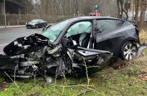 Polizei Duisburg: POL-DU: Beeck: Autofahrer hinterlässt Trümmerfeld