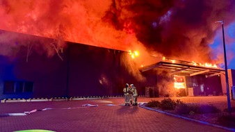 Feuerwehr Helmstedt: FW Helmstedt: Gro&szlig;brand im Industriegebiet Neue Breite: Lagerhalle brennt vollst&auml;ndig nieder