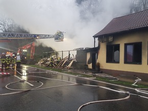 Feuerwehr Kalkar: Großbrand eines Gebäudes- 85 Einsatzkräfte waren über fünf Stunden im Einsatz
