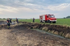 Freiwillige Feuerwehr Gemeinde Schiffdorf: FFW Schiffdorf: Erneute Nachlöscharbeiten: Altluneberger und Frelsdorfer Feuerwehr arbeiten zusammen