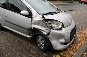 Polizei Mettmann: POL-ME: Hoher Sachschaden nach Verkehrsunfall beim Wenden - Hilden - 2210092