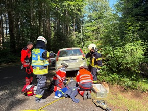 FW-AUR: Feuerwehr und Rettungsdienst trainieren komplexe Unfallszenarien